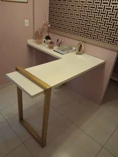 Mesa de canto parafusado em L mdf