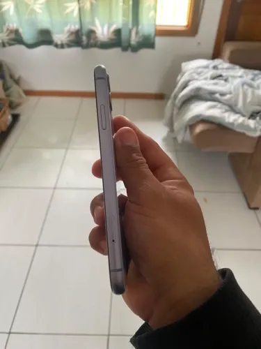 iPhone 11 lilás
