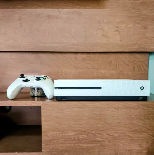 Xbox one s, 1tb de armazenamento, valor pode ser negociável, ACEITO CARTÃO
