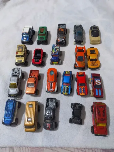 Lote 8 Hotwheels usados.