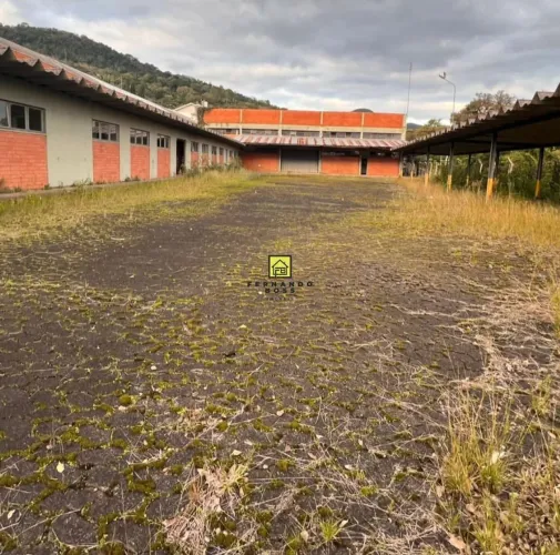 Pavilhão Localizado em Igrejinha as margens da RS 115, que liga a Gramado e Canela, Terren