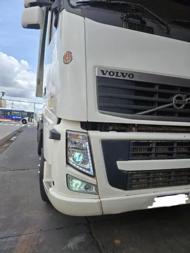 Conjunto Volvo FH 540 Globetrotter 6x4 - Ano 2014 com rodocaçamba