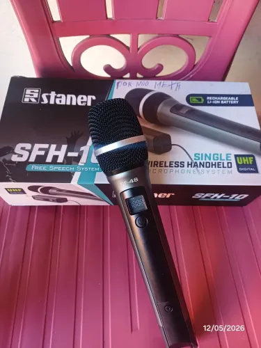 Microfone sem fio STANER acompanha carregador com pilhas 
