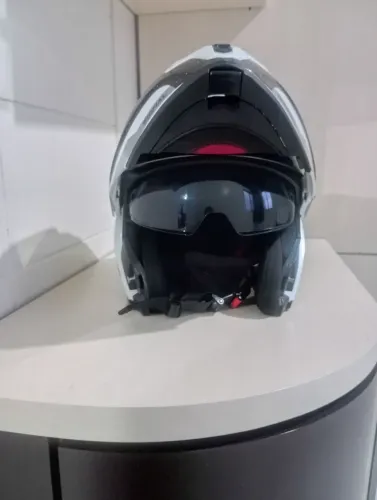 Capacete articulado