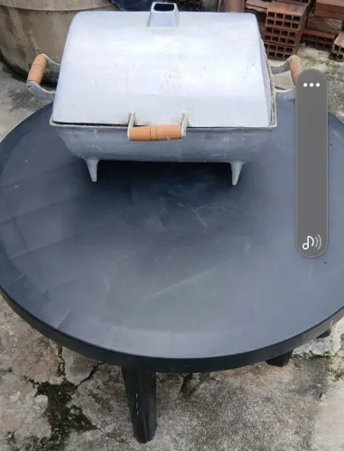 Vendo 2 mesas plástica com 8 bancos  e  1 churrasqueira por 150,00 cada *