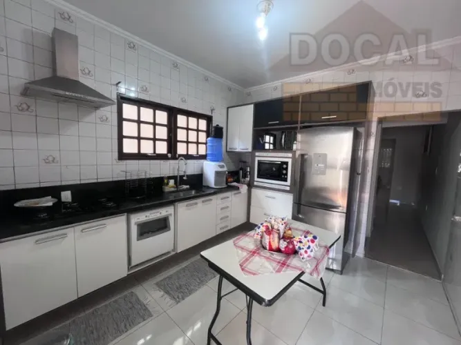 Casa à venda em Taboão da Serra-SP, bairro Cidade Intercap, 3 quartos, 1 suíte, 2 salas, 3