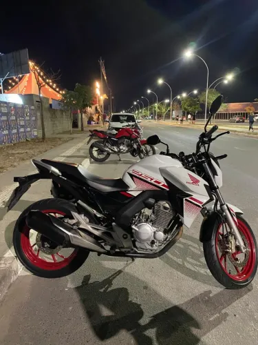 Vendo CB Twister semi nova
