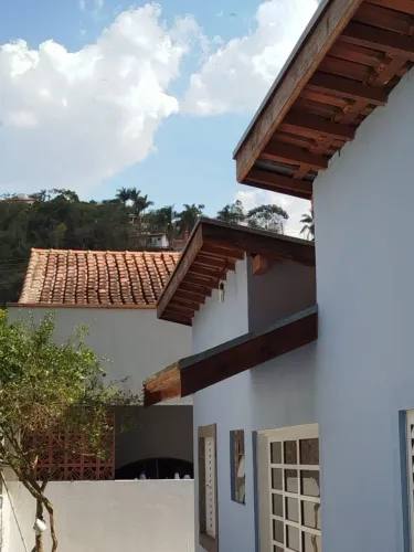 Casa a venda na região central de Paraibuna, oportunidade.