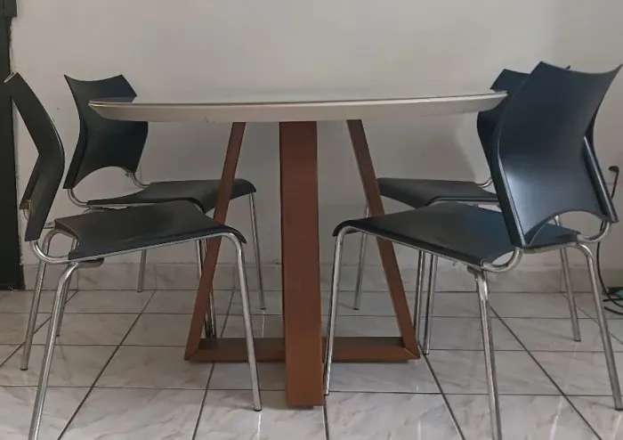 Mesa de jantar redonda de vidro com suporte de madeira e 4 cadeiras