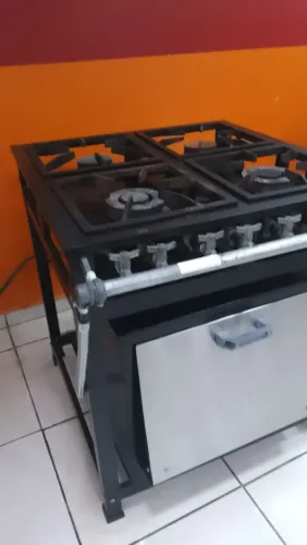 Fogão industrial 4 bocas com forno de 60 litros.