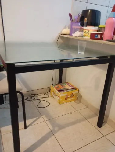 Mesa de vidro com 4 cadeiras