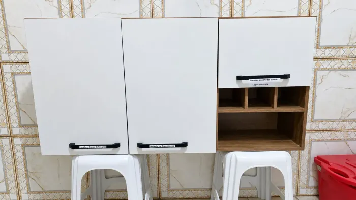 ARMÁRIO SEMI NOVO BEM CONSERVADO