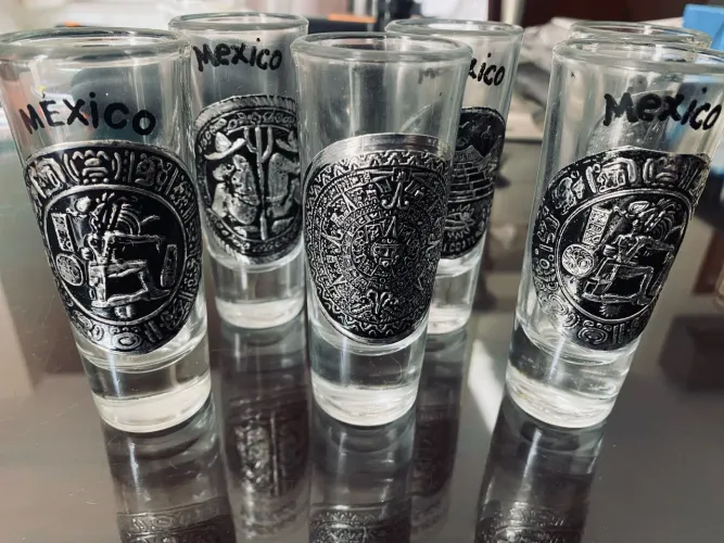 Copos mexicanos Tequileiros .( 6 ). Vidro c relevo metálico de temas Astecas .  