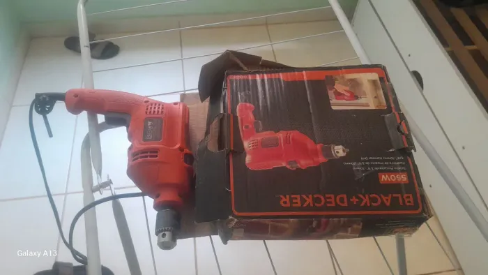 Furadeira semi nova