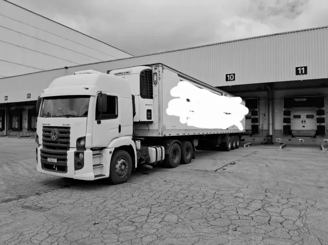 Constellation 25390 ano 2012 - Iveco Stralis NR 410 ano 2010