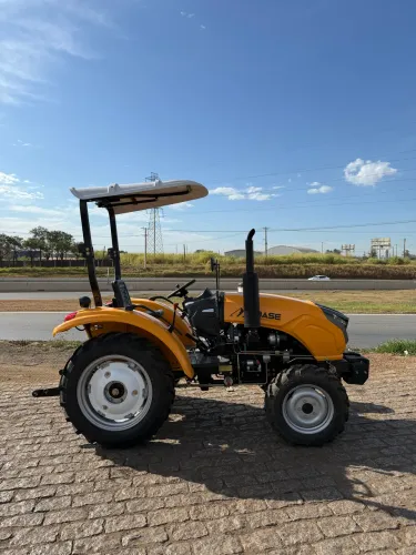 Trator TR 2000 Diesel 4x4, direção hidráulica, 25hp.