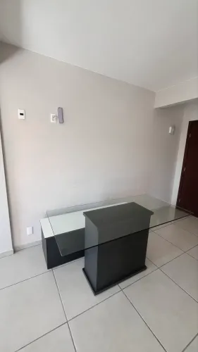 Mesa de vidro com baú