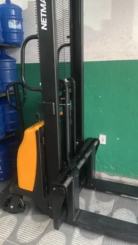 EMPILHADEIRA SEMI ELETRICA