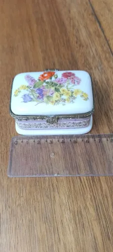 ANTIGA CAIXINHA DE PORCELANA FEITA A MÃO POR FINE PORCELAIN.