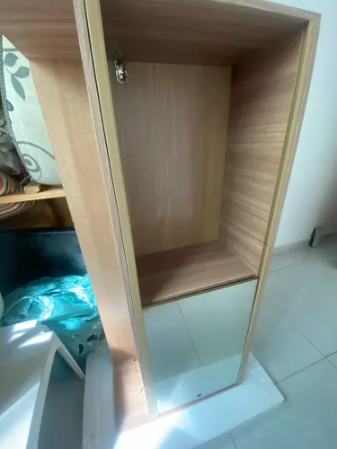 Armário aéreo com portas de vidro espelhado