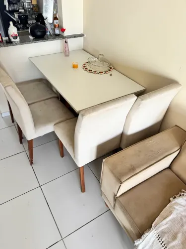 Mesa com 4 cadeiras 
