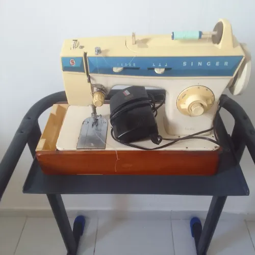 Vende-se esta máquina de costurar