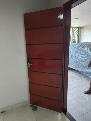 porta residencial de madeira, de abrir, com frisos horizontais.