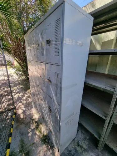 Roupeiro de aço 16 Portas bem resistente e conservado