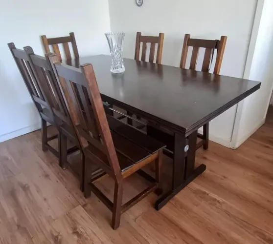 MESA COM 8 CADEIRAS