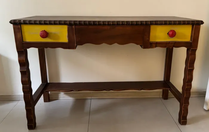 Escrivaninha de madeira maciça estilo colonial com duas gavetas distintas.