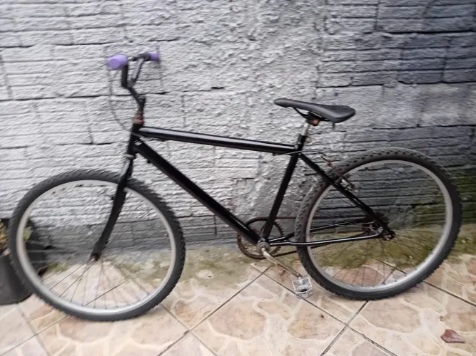 Vendo bicicleta aro 26 boa só anda por 220 reais.