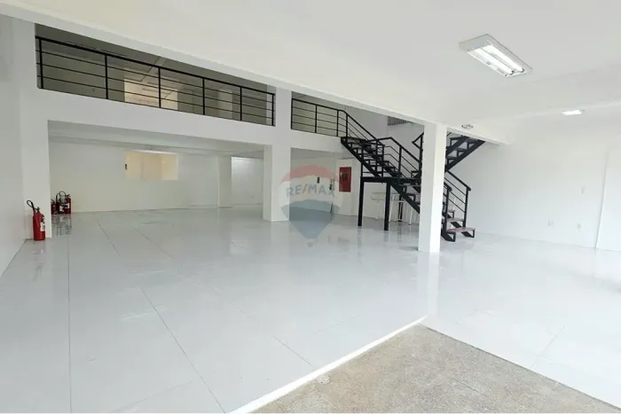SALA COMERCIAL COM 240m²