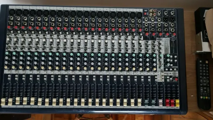 Mesa De Som Soundcraft 24 Canais MFX20 efeitos Lexicon