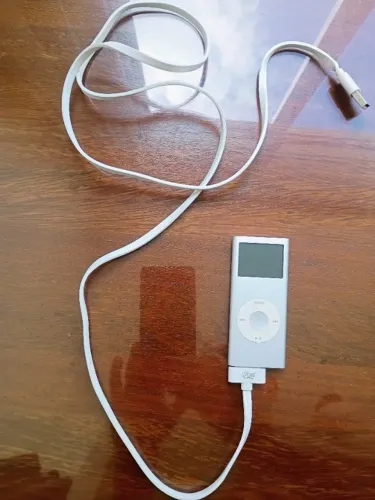 Mini ipod da Apple 2GB com torre e cabo original