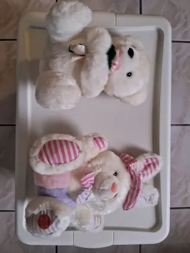 Urso com buque (23cm) R$ 50,00 Coelho (30cm) função de música não funciona R$ 40,00