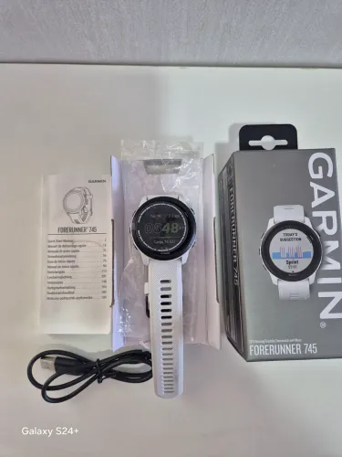 relógio esportivo garmin forerunner 745, na cor branca. 