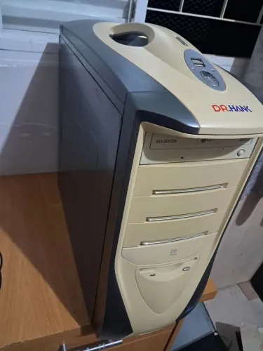 PC Gamer Retrô Clássico Anos 2000 - Dr. Hank + Windows XP