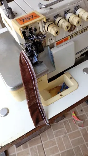 Máquina de costura industrial interloque bitola larga siruba E 