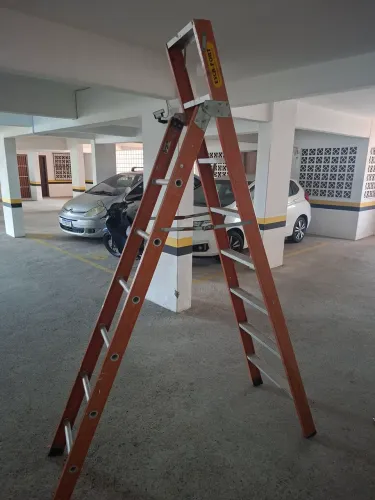 VENDO ESCADA TESOURA E SINGELA EM FIBRA DE VIDRO 8 A 13 DEGRAUS