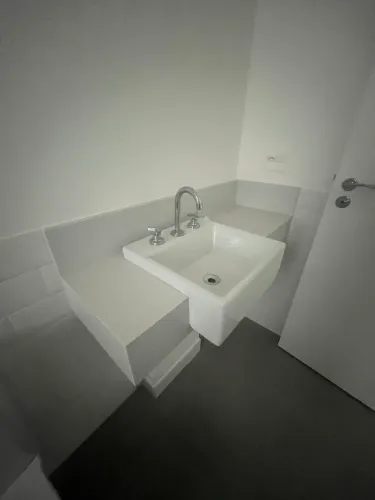 Bancada em Branco Prime 1,05 m + Cuba semi encaixe Celite + Misturador Celite Up