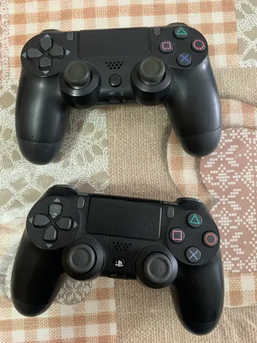 Controle original PS4.