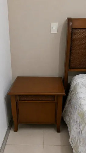 Cabeceira de cama com 2 criados mudos