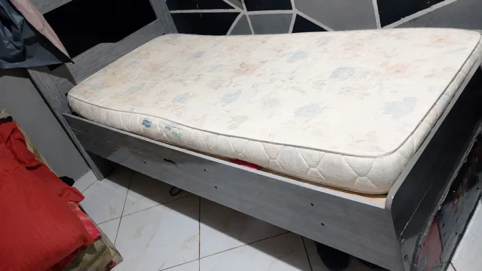 Vendo cama de solteiro com baú 