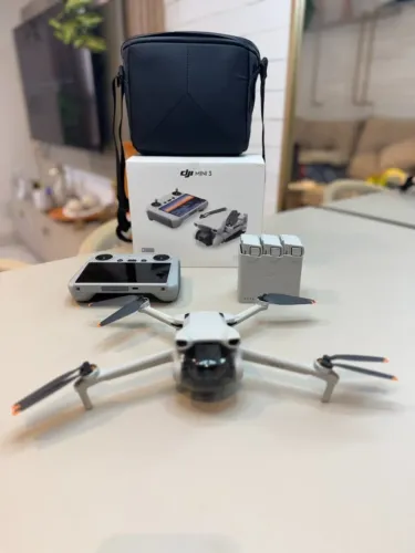 DJI Mini 3 + DJI RC com Tela + 3 Baterias - Estado de Novo