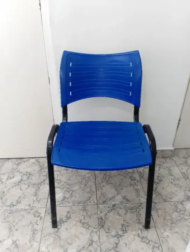 Cadeira Plástica Azul com Estrutura de Ferro