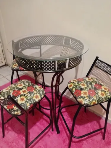 Jogo de mesa de vidro com 3 banquetas altas.
