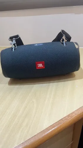 JBL Xtreme 2 com carregador e alça de transporte