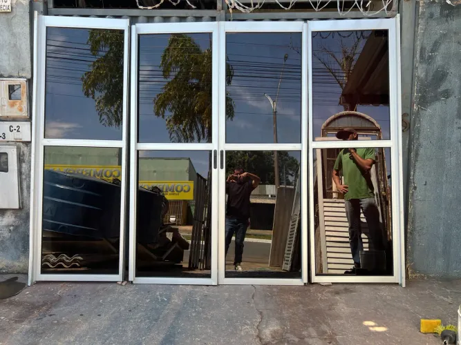 Porta de esquadria 2,70m x 2,08m
