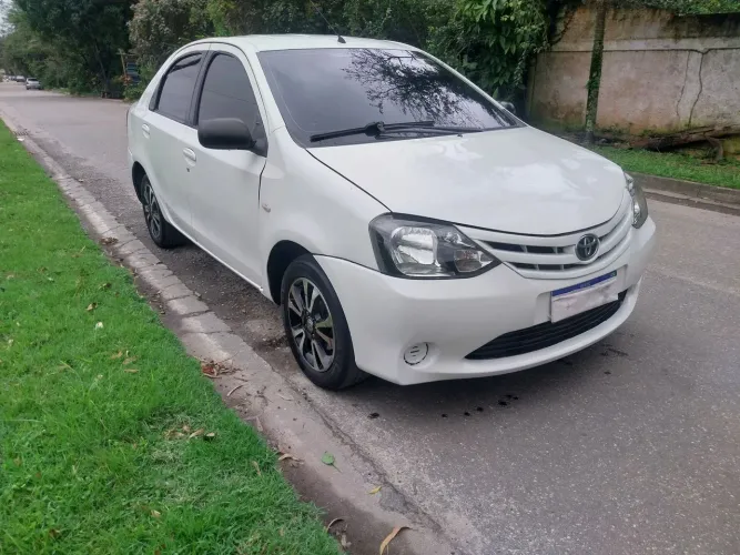 Toyota Etios XS Sedan 1.5 Flex 16V 4P Mec. 2013