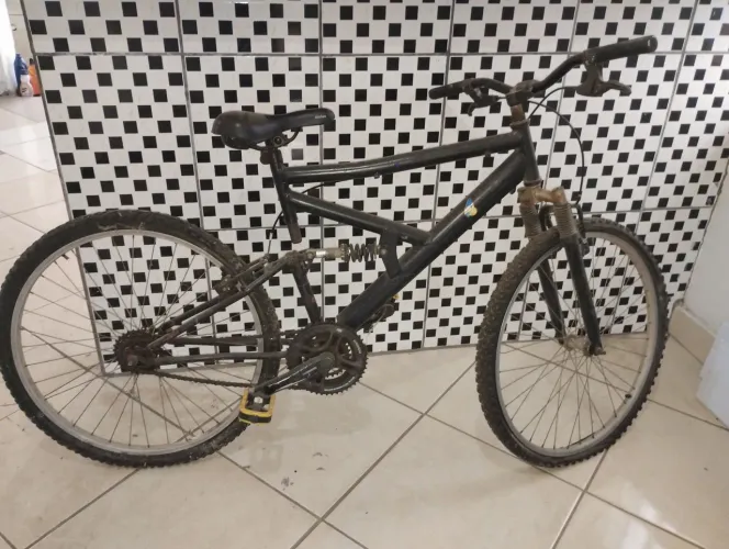 Bicicleta aro 26 - 6 marchas